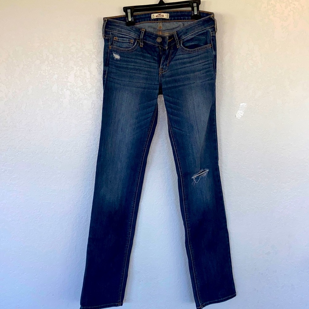 Hollister 3R Distressed Blue Jeans. 26x32. EUC.